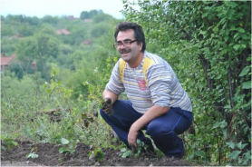 Ivan plante les fraisiers avec Lordanka