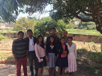 de la gauche à droite Arnaud, Sahaza, Taharisoa, adrianah,Francia, Elisa, au dessus - Jaona, Jojo.