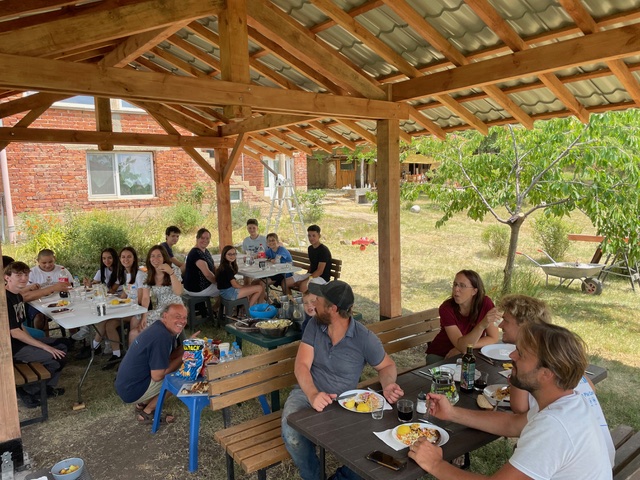 Le nouveau préau à peine construit, habrite les jeunes bulgares dans ce lieu de calme à la campagne